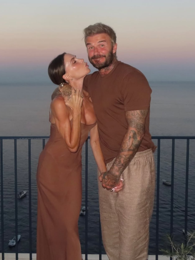 Victoria Beckham prošetala u najtraženijim ravnim sandalama. Obožavaju ih i Hrvatice