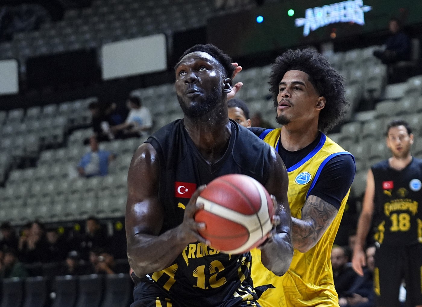 Pao lift s petoricom košarkaša azerbajdžanskog kluba. Trener: FIBA, hvala vam