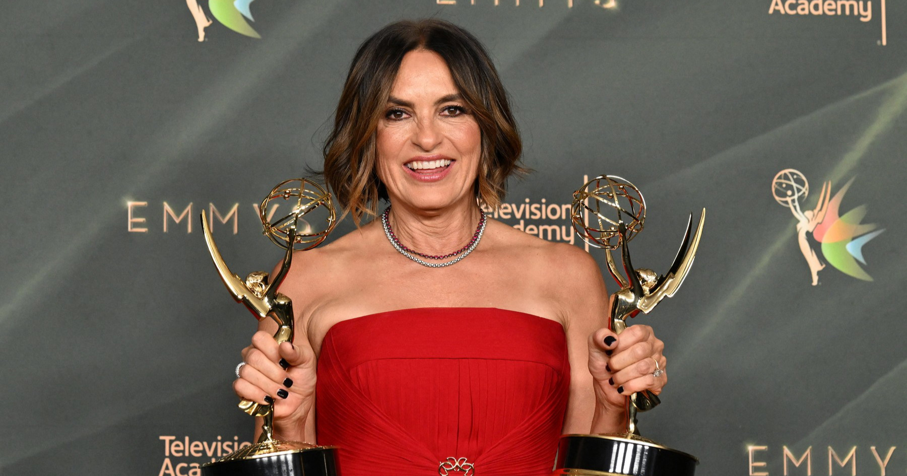 Mariska Hargitay (62) osvojila dva Emmyja, na dodjeli se pojavila u crvenoj haljini