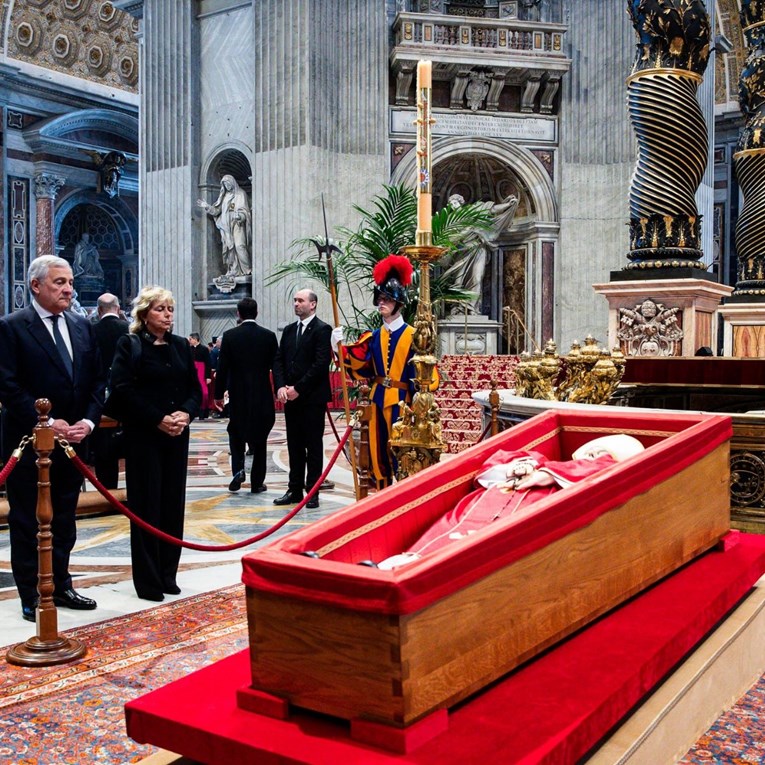 Papina grobnica bit će od ligurskog mramora, tijelo će dočekati siromašni