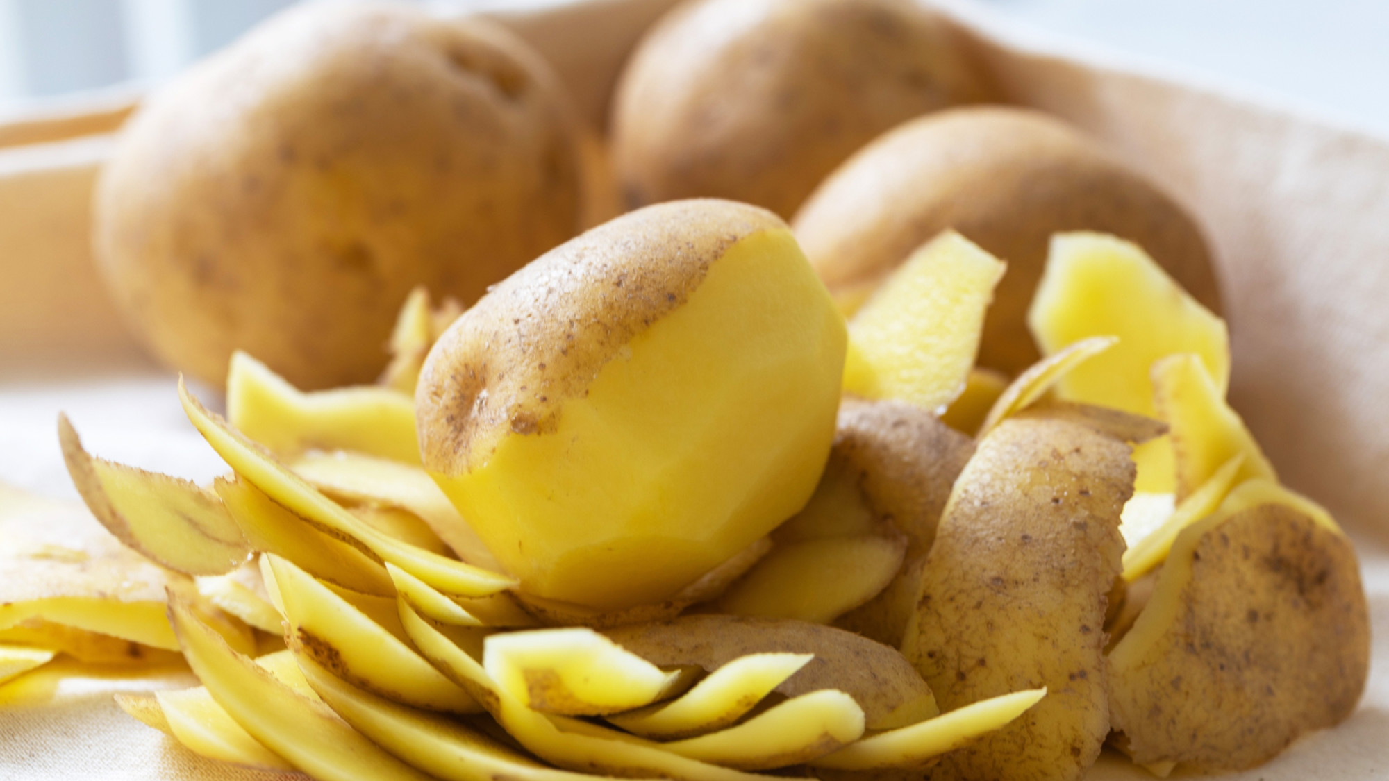 Treba li krumpir prije kuhanja guliti?