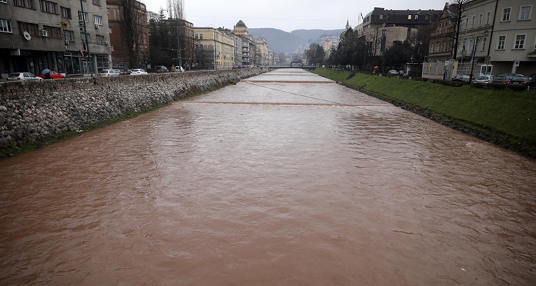 U rijeci Miljacki u Sarajevu pronađena tijela žene i malog djeteta