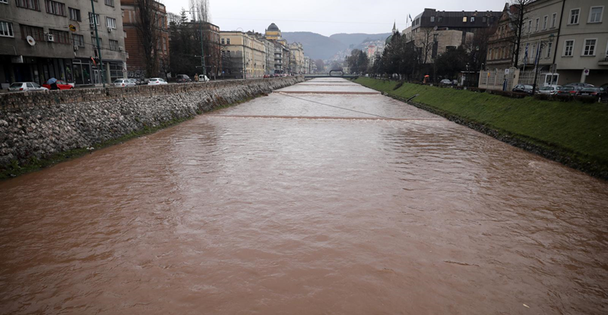 U rijeci Miljacki u Sarajevu pronađena tijela žene i malog djeteta