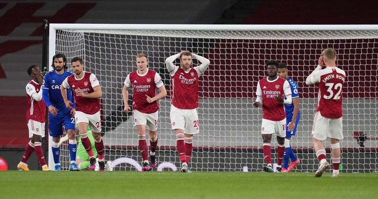 Arsenalov golman komičnim autogolom poklonio pobjedu Evertonu