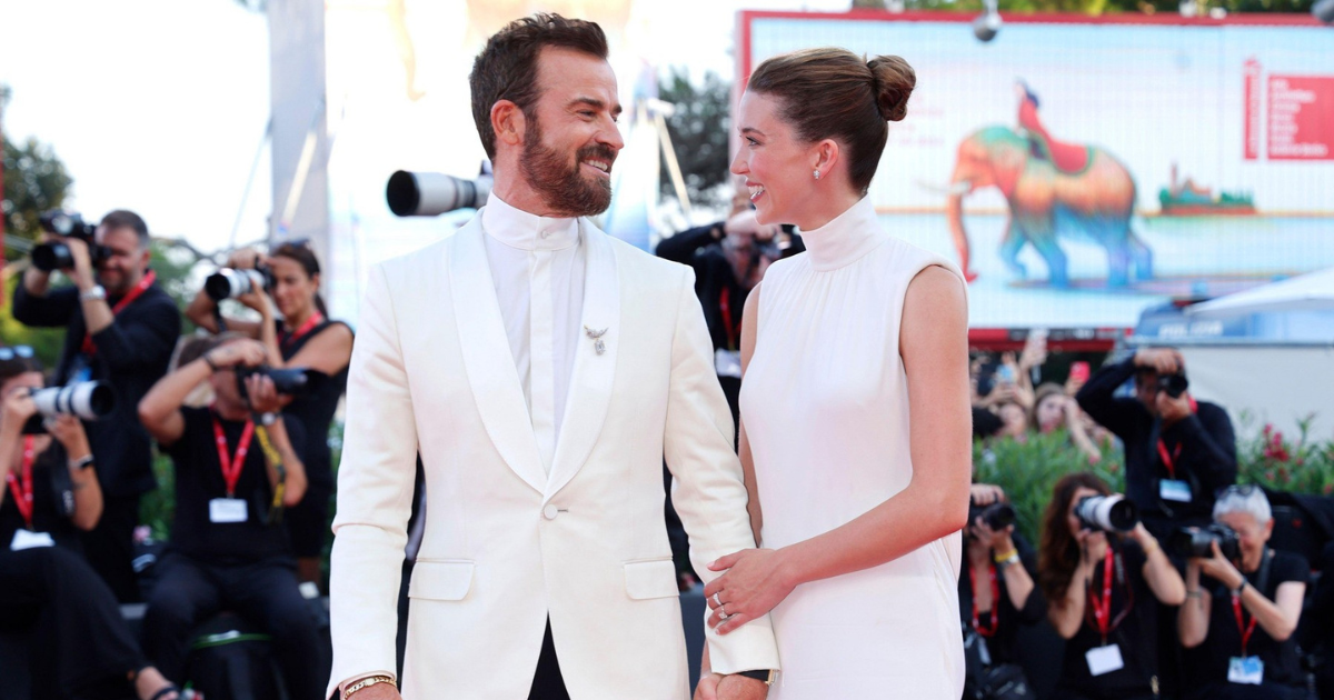 Pale zaruke? Crvenim tepihom prošetali u bijelom, ona nosila dijamantni prsten