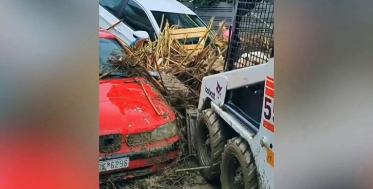 VIDEO Strašna oluja Bora u Grčkoj: Troje mrtvih, auti nabacani jedni na druge