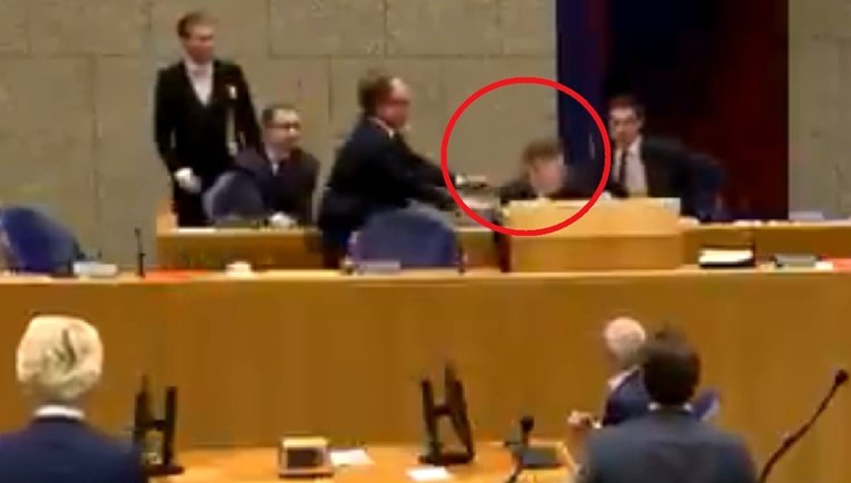 VIDEO Nizozemski ministar srušio se u parlamentu, kaže da to nema veze s koronom