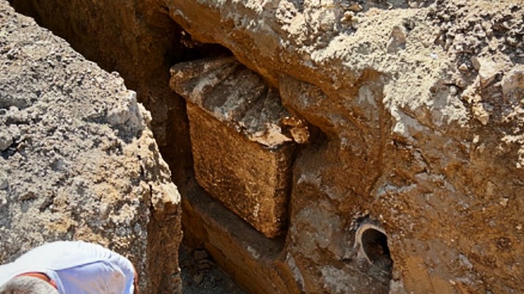 FOTO U Vinkovcima pronađen kameni sarkofag iz rimskog doba