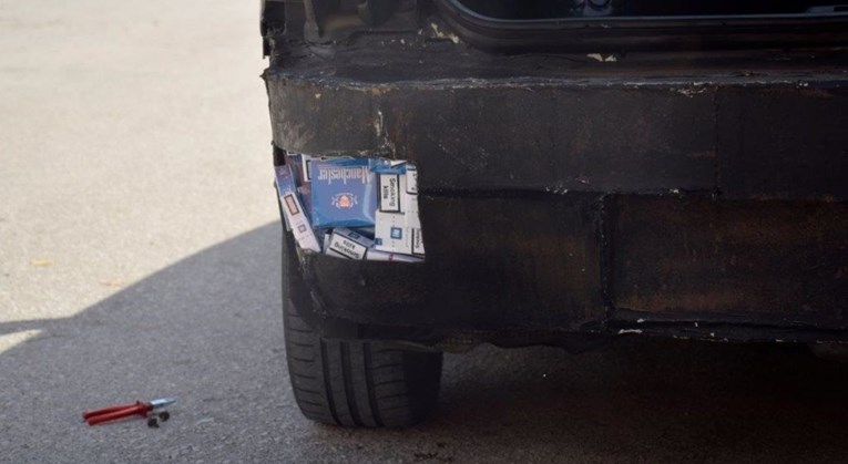 FOTO Policija na A1 kod Zadra zaustavila auto, u braniku našli hrpu cigareta