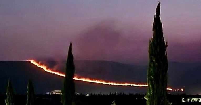 Požar kod Mostara, vatrogasci brane kuće u naseljima južno od grada