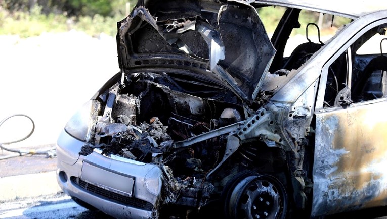 U Karlovcu izgorio automobil odvjetnice, drugi auto joj gorio prije pet godina