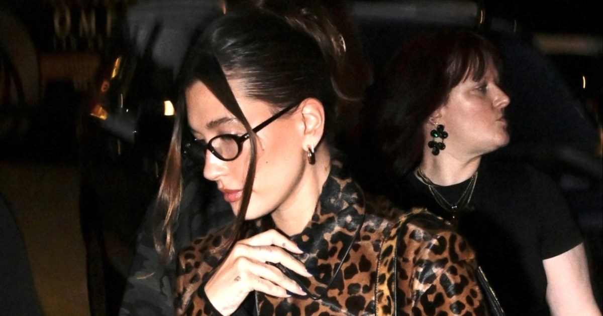 Hailey Bieber prošetala u kaputu i s torbom hit uzorka