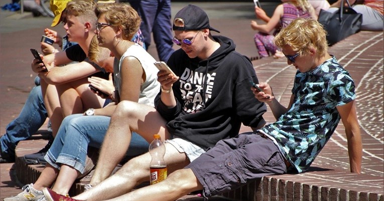 Australija planira zabraniti mobitele u svim državnim školama