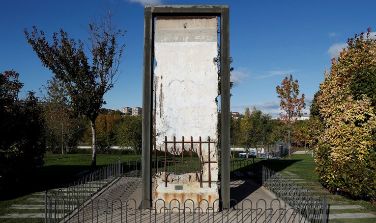 Komadi Berlinskog zida odneseni širom svijeta, od Vatikana do Seula