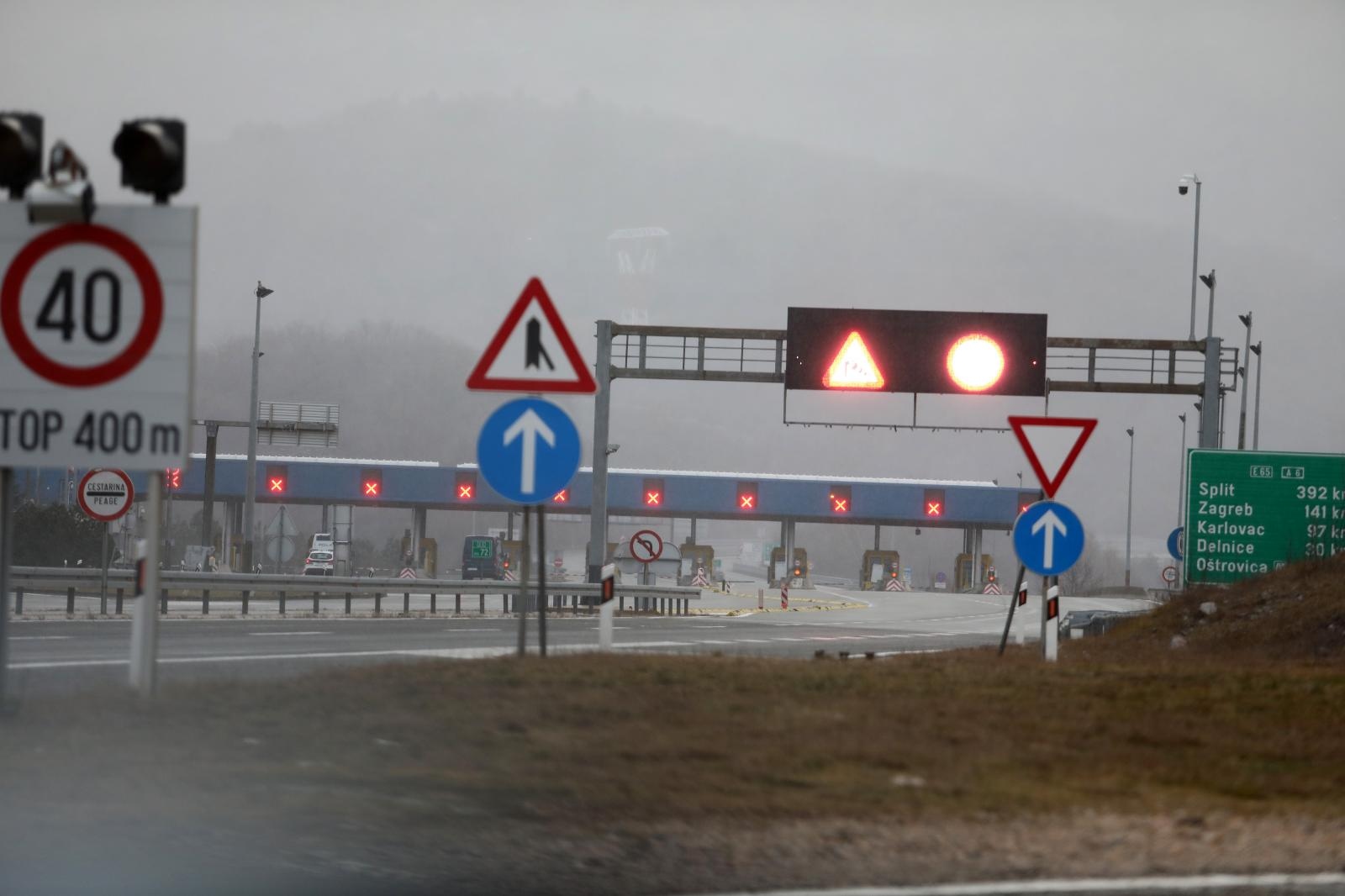 U Gorskom kotaru i Lici snijeg, oprezno vozite
