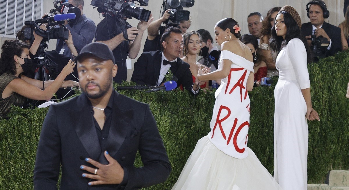 Političarka se na događaju krcatom bogatašima pojavila s natpisom "Oporezujte bogate"