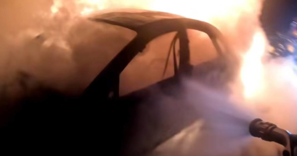 VIDEO Auto izgorio na A2, vatrogasci objavili snimku gašenja