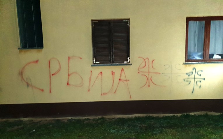 FOTO U Vukovaru natpisima "Srbija" i "4S" išarani kuća, auto...