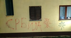 FOTO U Vukovaru natpisima "Srbija" i "4S" išarani kuća, auto...