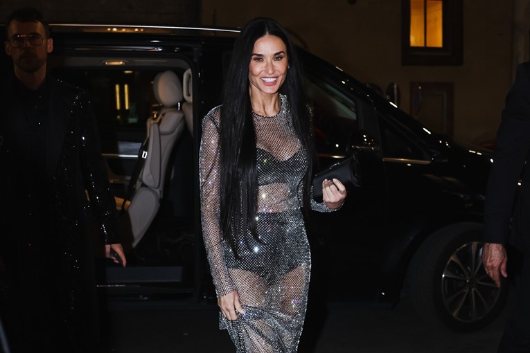 Demi Moore (61) na zabavu u Milano došla u prozirnoj haljini i oduševila izgledom