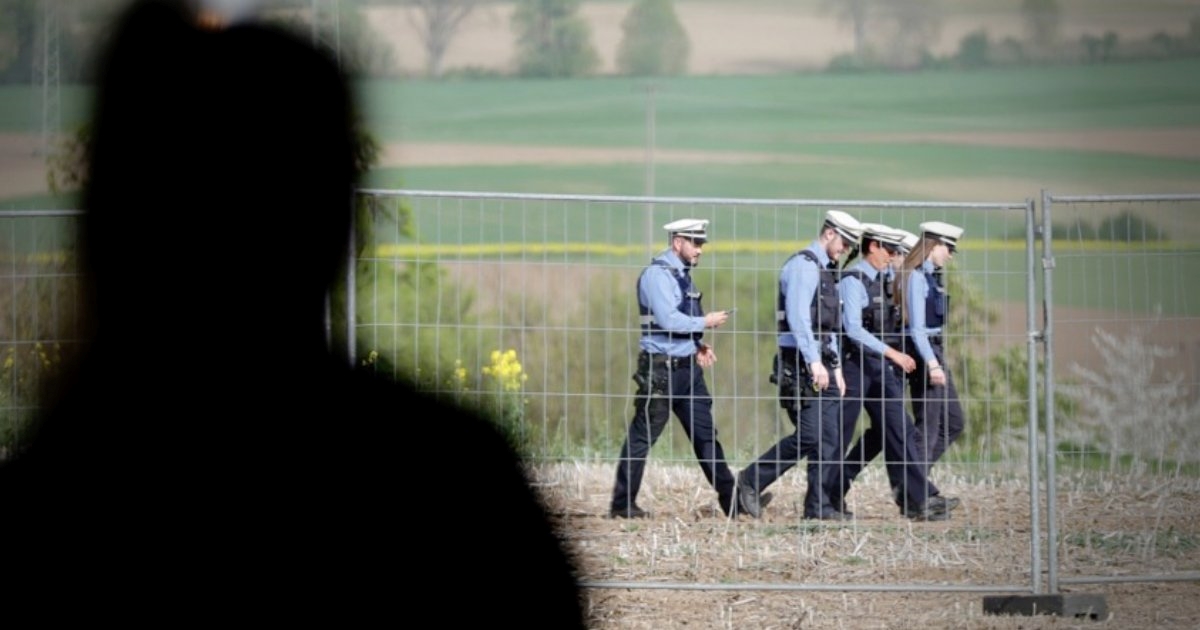 Njemački policajac iz prevrnutog kamiona ukrao 180 kg cheddara. Dobio je otkaz