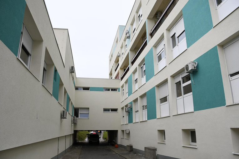 Žena (82) galamila jer je nisu htjeli zadržati u bolnici. Došla policija i uhitila je