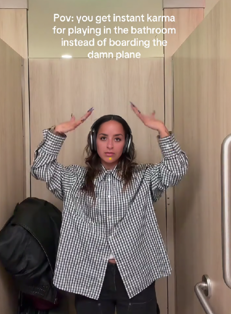 Snimala TikTok ples na aerodromu pa joj mobitel upao u WC: "Instant karma"