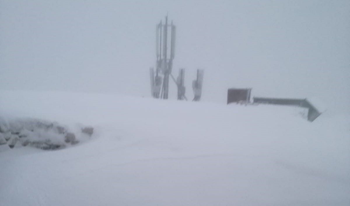 FOTO Obilan snijeg pada na Biokovu, orkanska bura zatvorila ceste