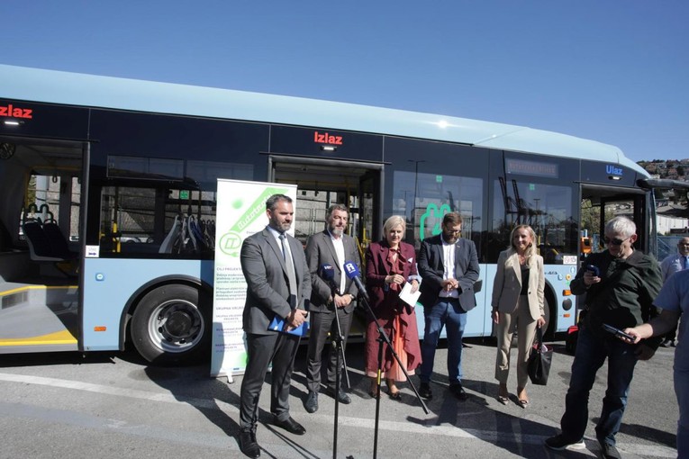 Rijeka prije tri dana dobila osam električnih autobusa. Četiri se već pokvarila