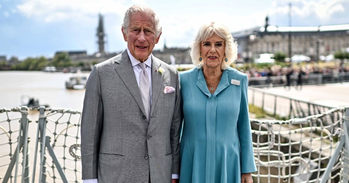 Charles i Camilla objavili božićnu čestitku, pozirali u vrtu Buckinghamske palače