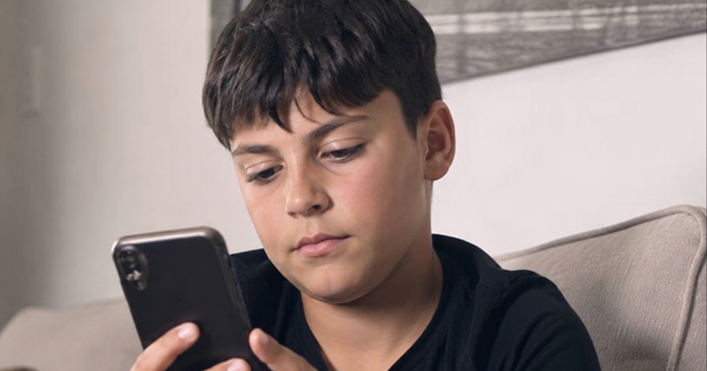 Gotovo polovica roditelja u Italiji djeci dopušta mobitel prije 10. godine života