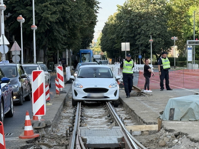 FOTO Auto upao u raskopane tračnice u Zagrebu