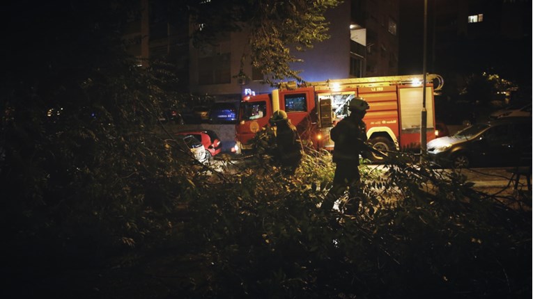 U Splitu zapalio sto kontejnera za smeće, oštetio 17 vozila i motocikl