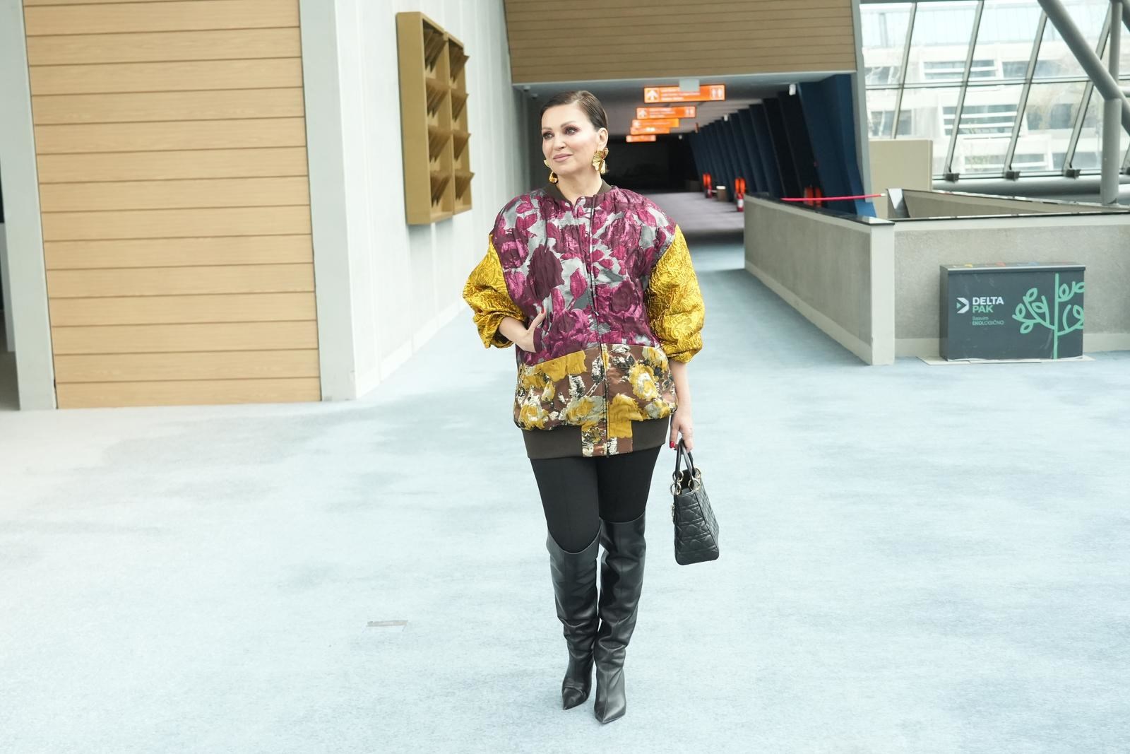 Nina Badrić na promociji albuma u Beogradu nosila upečatljivu jaknu i torbu od 6000 €