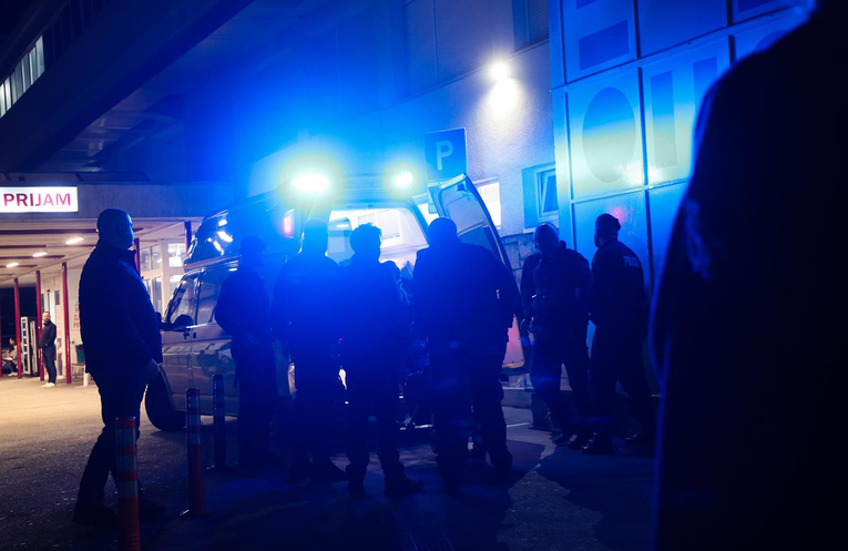 Trčao posred ceste u Splitu i vikao. Policija ga vezala, umro je u bolnici