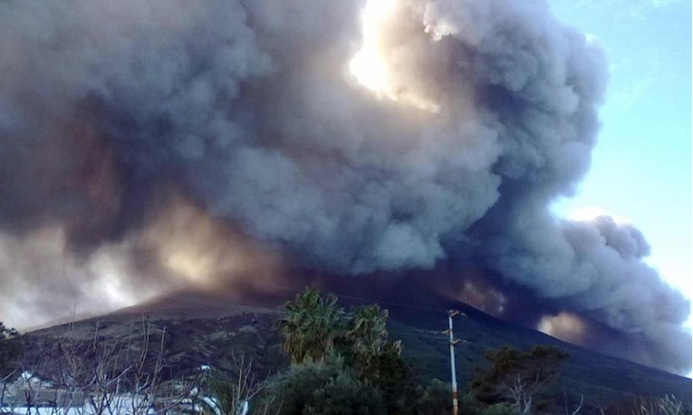 VIDEO Na talijanskom otoku eruptirao vulkan, izbili požari, ljudi bježali u more