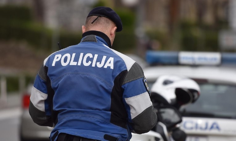 Policajcima u Koprivnici pokazivao spolovilo, mora platiti 750 kuna kazne