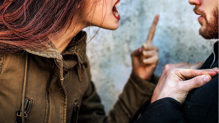 Žena (30) partnera udarila metalnim svijećnjakom po glavi, posvađali se zbog psa