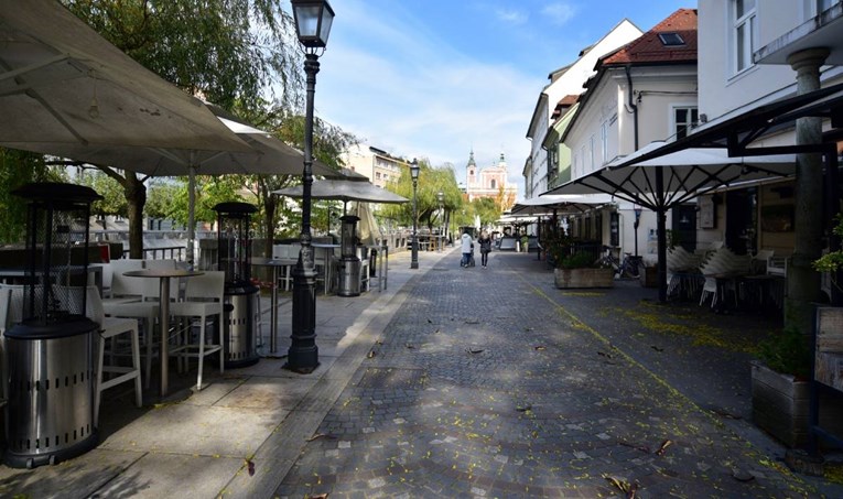 Slovenija otvara terase kafića u dvije regije, konobari će se morati tjedno testirati