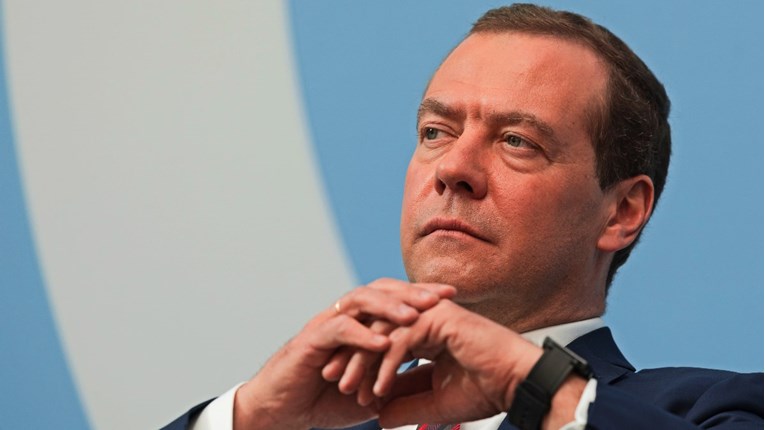 Medvedev: Nabavljamo novo visokoprecizno oružje. Uzalud se nadaju