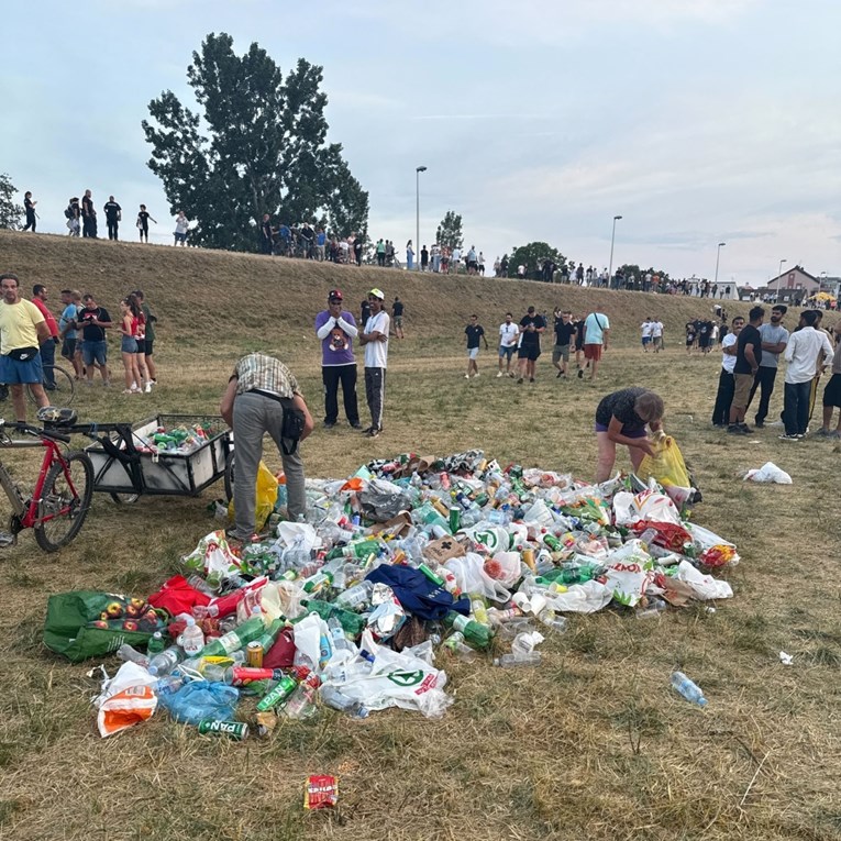 Hrpa ljudi skuplja boce oko Hipodroma
