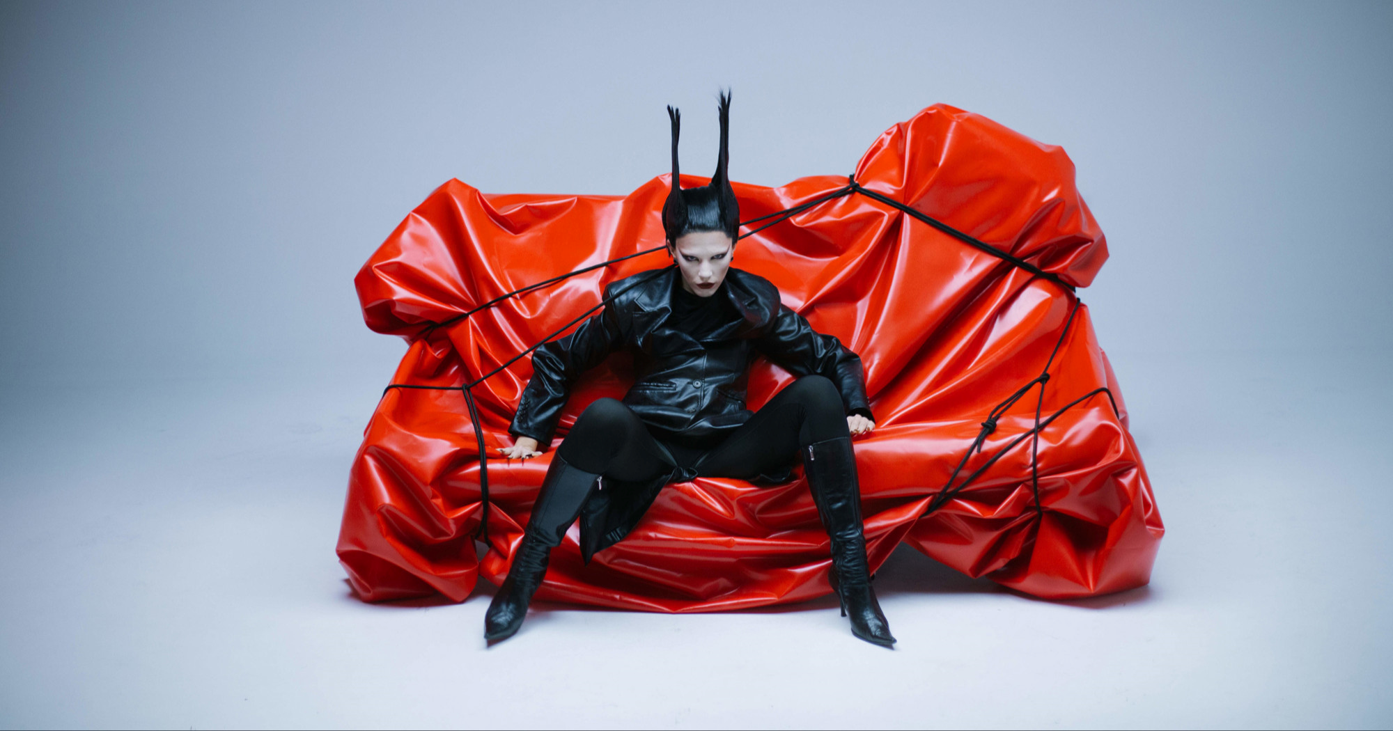 Domaća pjevačica na Noć vještica objavila spot (ako se bojite zmija, ne gledajte)