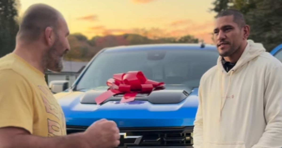 UFC prvak iznenadio trenera nakon osvojenog pojasa. Kupio mu je luksuzni automobil