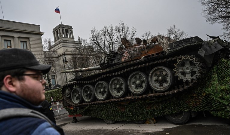 FOTO Aktivisti dovezli uništeni ruski tenk pred veleposlanstvo u Berlinu