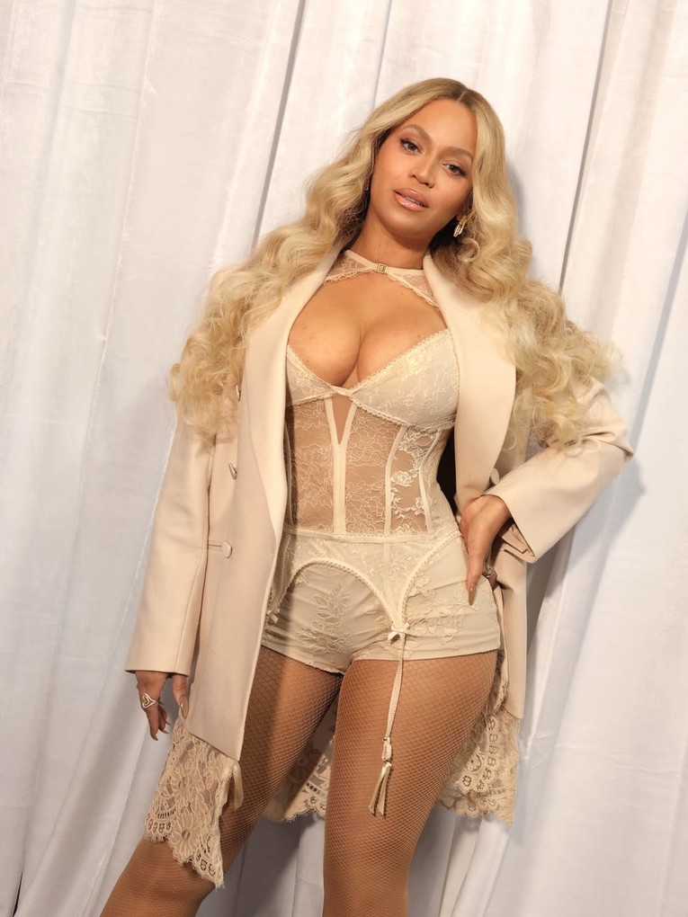 Beyoncé stigla u korzetu i najlonkama, teško je skrenuti pogled sa stajlinga