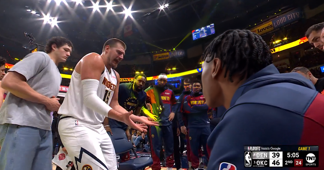 VIDEO Jokić vodi time-out Denvera. Treneri i suigrači pozorno ga slušaju