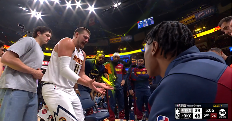 VIDEO Jokić vodi time-out Denvera. Treneri i suigrači pozorno ga slušaju