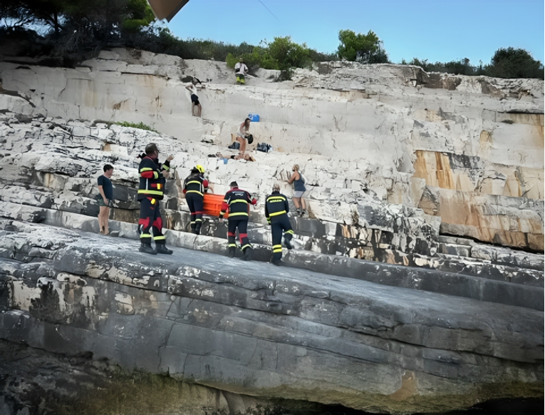 Talijan pao sa strme stijene kod Komiže, spašavali ga vatrogasci