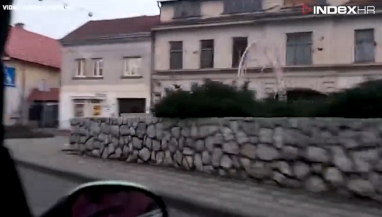VIDEO Djevojka se vozila u autu u Petrinji kad je zatresao potres, pogledajte snimku