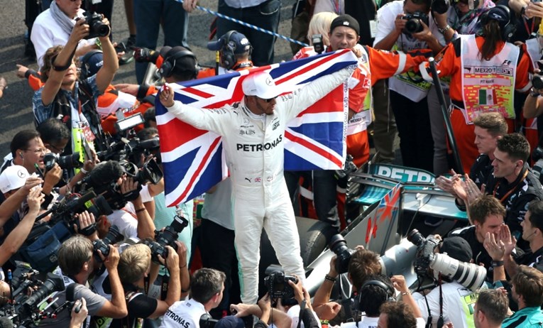 Prelaskom iz Mercedesa u Ferrari zatresao je svijet: Ovo privatno vozi Lewis Hamilton